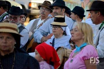 Alegre y participativa romería en El Ejido (Foto FJ Santana y TF)